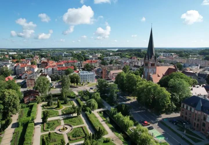 Widok z lotu ptaka na miasto, z pięknym parkiem i kościołem. Odkryj szczecinek atrakcje!