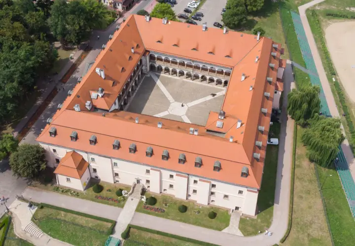 Zamek Królewski w Niepołomicach, z jego dziedzińcem i arkadowymi krużgankami, to jedna z głównych atrakcji regionu.