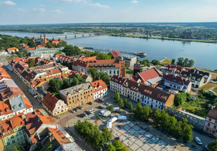 Widok na Wisłę i urokliwe kamienice Starego Miasta. Płock atrakcje zachwycają o każdej porze roku.