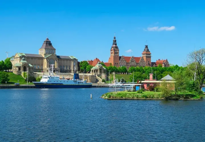 Widok na port w Szczecinie z muzeami i statkiem. Odkryj atrakcje Szczecina i okolic!