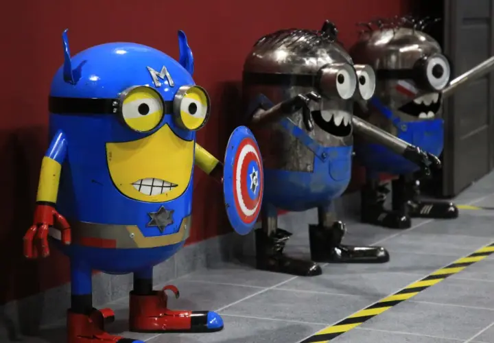 Miniony w strojach superbohaterów, w tym Kapitan Ameryka, czekają na zwiedzających w muzeum robotów Moszna.