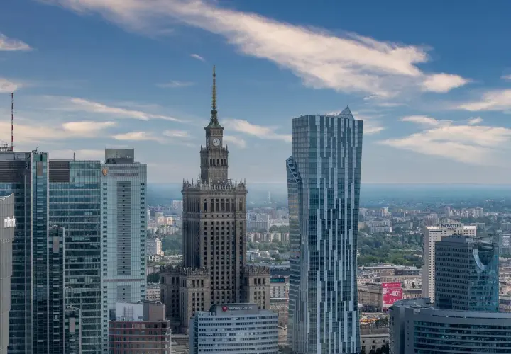 Warszawa atrakcje: Pałac Kultury i Nauki góruje nad nowoczesnymi wieżowcami, tworząc panoramę stolicy.