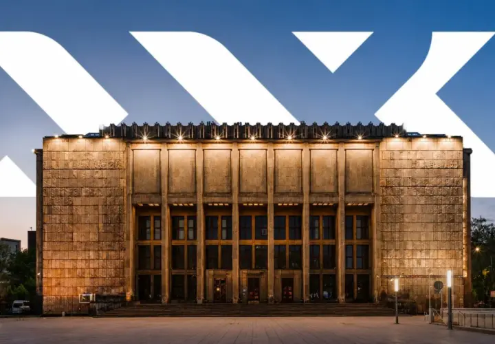 Monumentalna fasada Muzeum Narodowego w Warszawie, jednego z kluczowych muzeów w Polsce, oświetlona wieczorem.