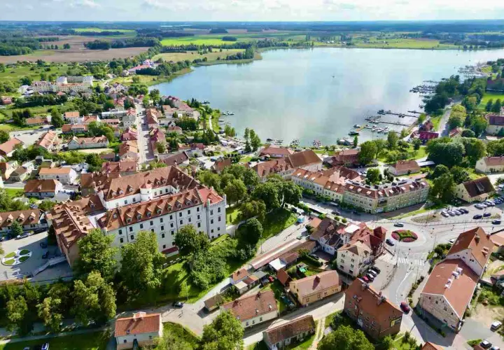 Malownicze Mazury: zamek, jezioro i urokliwe miasteczko. Odkryj te atrakcje!