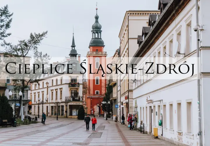 Spacer po urokliwym rynku w Cieplice Śląskie-Zdrój. W tle charakterystyczna wieża ratuszowa.