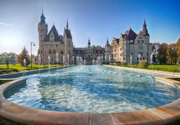 Zamek Moszna zachwyca fontannami i architekturą. Trasa zwiedzania tego miejsca to niezapomniane przeżycie.