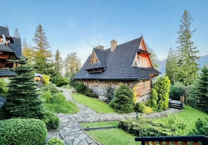 Drewniane domy w górskim otoczeniu, idealne na plan zwiedzania "Zakopane w 3 dni co zwiedzić".
