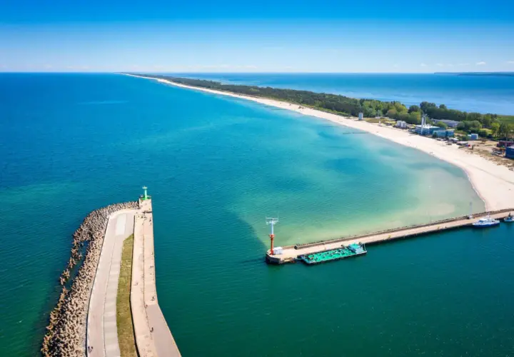 Władysławowo atrakcje: molo, latarnia morska i plaża. Widok z lotu ptaka na wybrzeże Bałtyku.