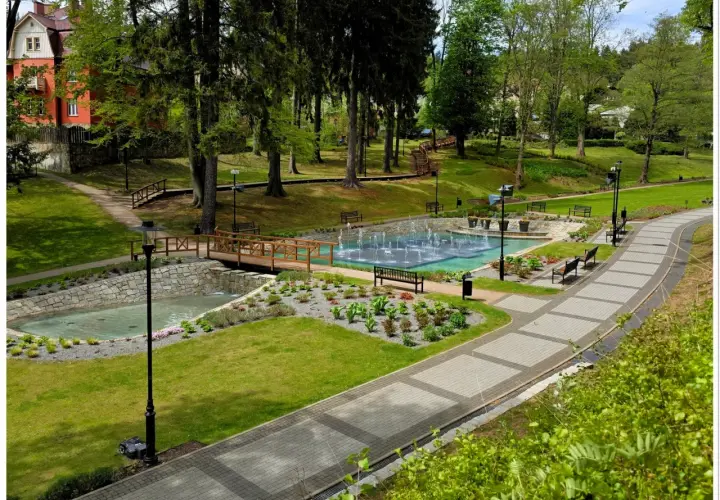 Piękny park w Jedlinie-Zdroju z fontannami, mostkami i alejkami. Idealne miejsce na relaks i podziwianie jedlina zdrój atrakcje.