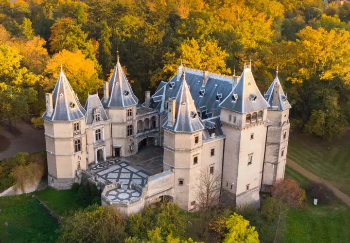 Piękny zamek w otoczeniu jesiennych drzew. Jeden z wielu wspaniałych zamków w Polsce, zachwyca swoją architekturą i malowniczym położeniem.