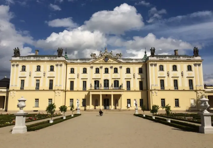 Pałac Branickich w Białymstoku, wspaniały przykład barokowej architektury, to miejsce, które koniecznie trzeba zobaczyć.