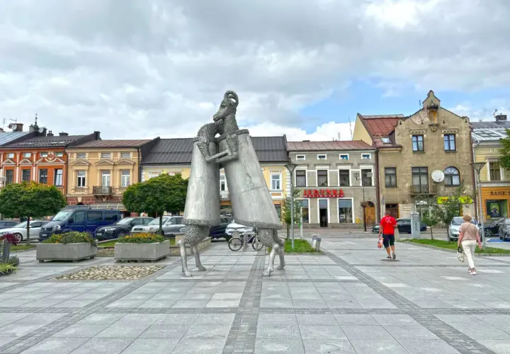 Rzeźba baranów na rynku w Nowym Targu. To jedna z głównych atrakcji miasta, przyciągająca turystów.