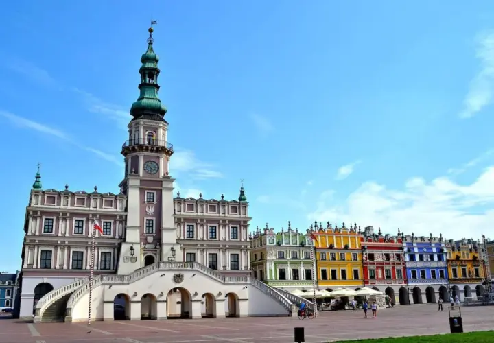 Zamość, jeden z najpiękniejszych miast w Polsce, zachwyca renesansowym ratuszem i kolorowymi kamienicami na Rynku Wielkim.