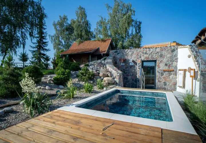 Relaks w lubuskim spa: basen, kamienna ściana z sauną i urokliwy ogród. Idealne miejsce na odpoczynek.