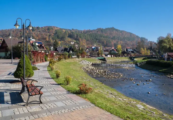 Spacer po urokliwej promenadzie w Szczawnicy, z widokiem na górskie krajobrazy i Dunajec. Atrakcje tego miejsca zachwycają o każdej porze roku.