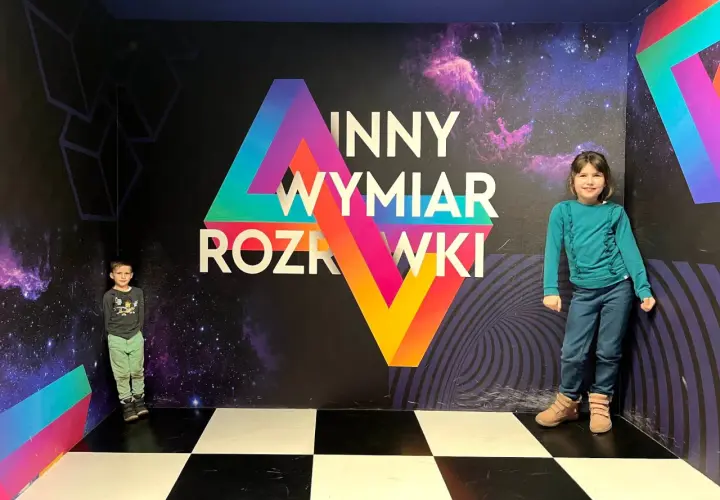 Dzieci w kosmicznym pokoju zagadek. Niesamowite atrakcje dla dzieci w Warszawie, gdzie można poczuć się jak w innym wymiarze.
