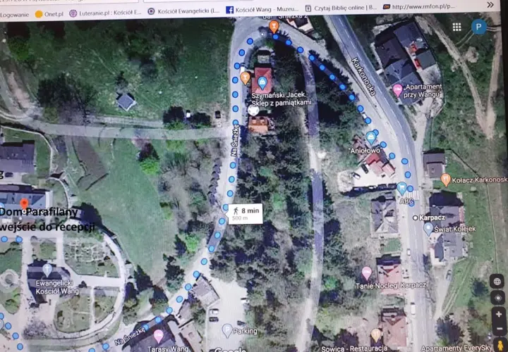 Mapa Google z zaznaczoną trasą do **Kościoła Wang**. Widoczny parking, sklep z pamiątkami i apartamenty.