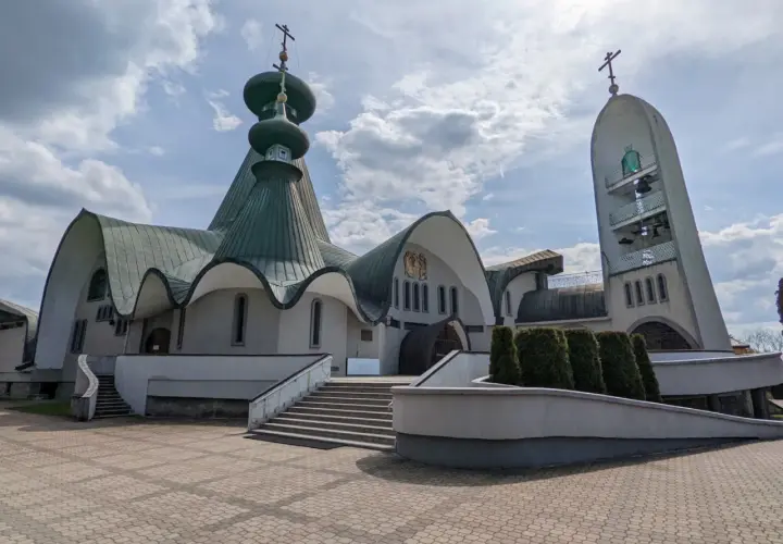 Unikalne architektonicznie cerkwie i dzwonnica w Hajnówce to jedne z wielu atrakcji tego miasta.