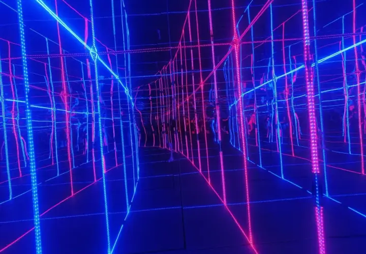 Nieskończona sieć neonowych linii w muzeum światła, tworząca iluzję przestrzeni.