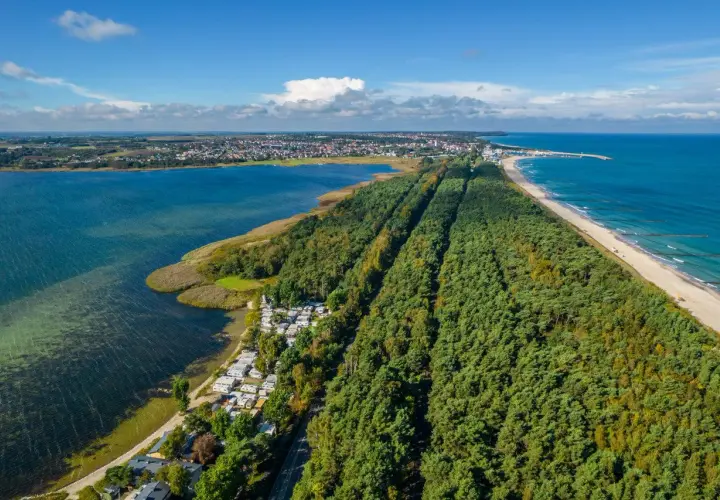 Półwysep Helski oferuje piękne widoki: lasy, plażę, zatokę i miasteczko. Atrakcje przyrodnicze i wypoczynkowe.