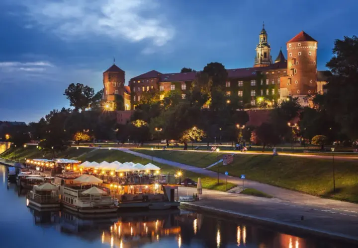 Wieczorny spacer po Wiśle, gdzie Wawel lśni w blasku świateł. Idealne romantyczne miejsca okolice Krakowa.