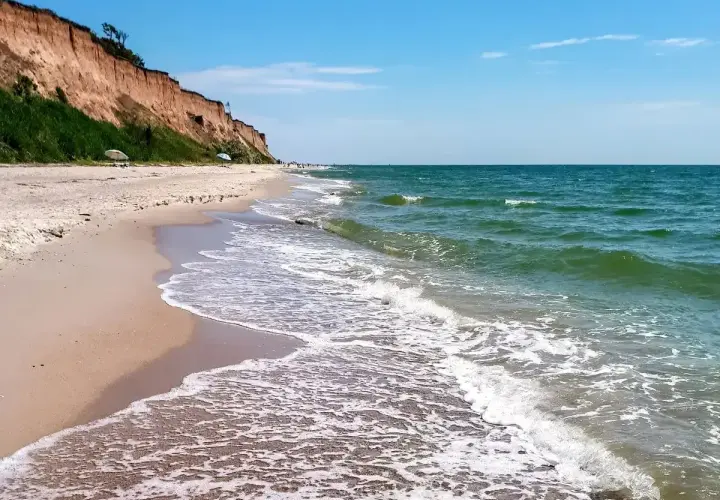 Plaża w Sarbinowie z klifem i zielenią. Idealne miejsce na relaks i odkrywanie atrakcji nad morzem.