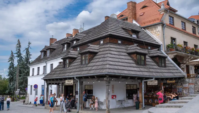 Kazimierz Dolny atrakcje: urokliwy rynek z kamieniczkami, drewniane dachy, lodziarnia i gofry.