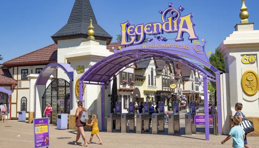 Wejście do Legendii, jednego z najlepszych parków rozrywki w Polsce. Rodziny wchodzą przez bramki.
