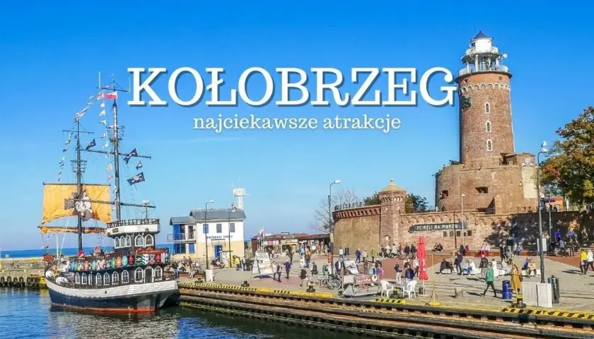 Kołobrzeg atrakcje: statek piracki i latarnia morska przy nabrzeżu pełnym turystów.