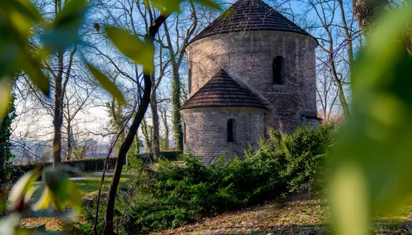 Kamienna rotunda w Cieszynie, jedna z jego atrakcji, otoczona drzewami i zielenią.