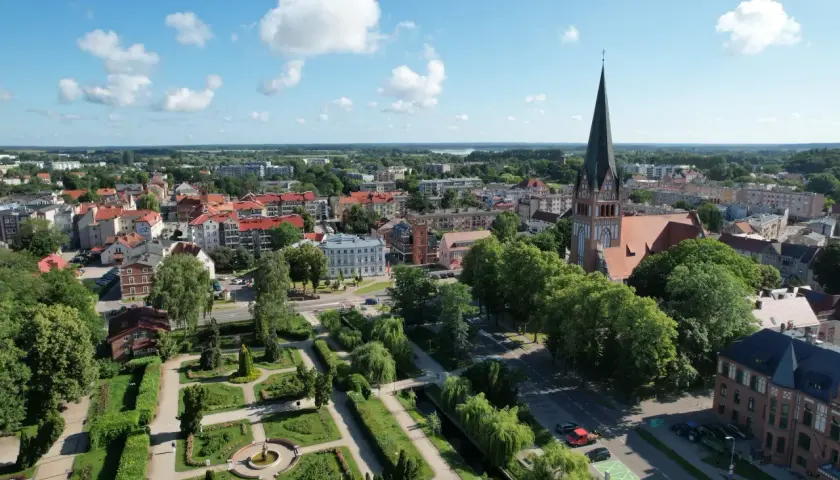 Widok z lotu ptaka na miasto, z pięknym parkiem i kościołem. Odkryj szczecinek atrakcje!