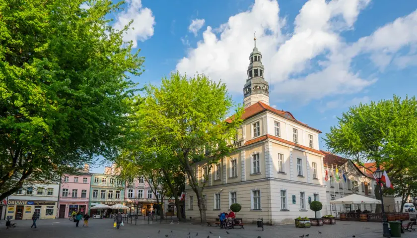 Rynek w Zielonej Górze, z ratuszem i kolorowymi kamieniczkami, zaprasza do odkrywania jego urokliwych atrakcji.