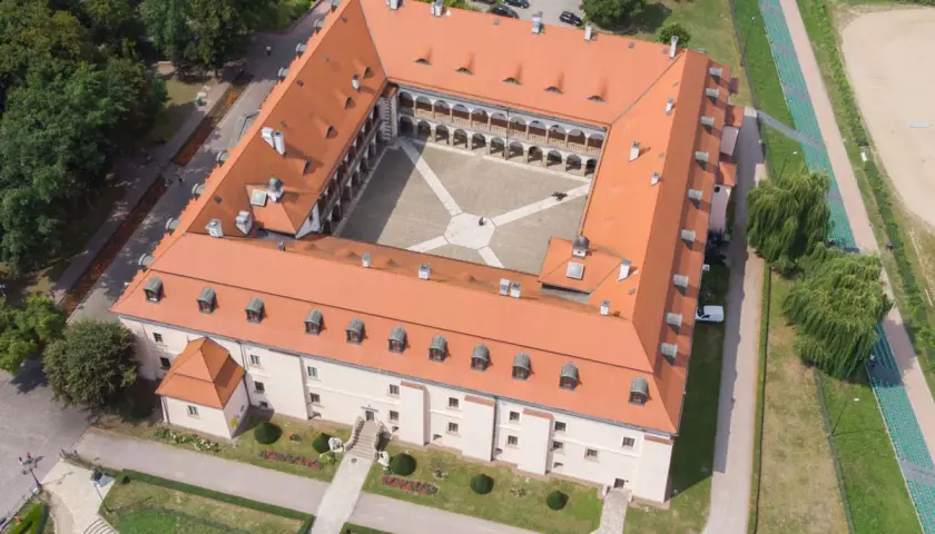 Zamek Królewski w Niepołomicach, z jego dziedzińcem i arkadowymi krużgankami, to jedna z głównych atrakcji regionu.