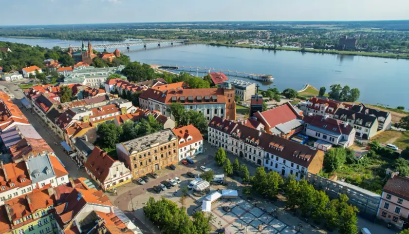 Widok na Wisłę i urokliwe kamienice Starego Miasta. Płock atrakcje zachwycają o każdej porze roku.
