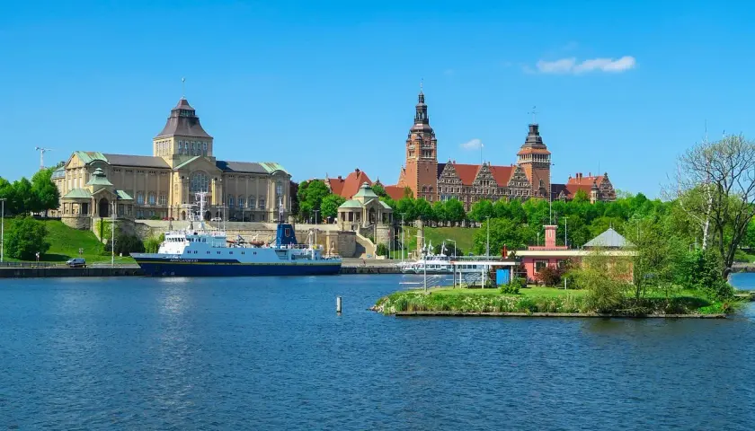 Widok na port w Szczecinie z muzeami i statkiem. Odkryj atrakcje Szczecina i okolic!