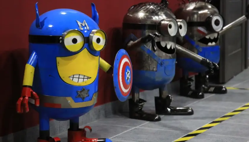 Miniony w strojach superbohaterów, w tym Kapitan Ameryka, czekają na zwiedzających w muzeum robotów Moszna.
