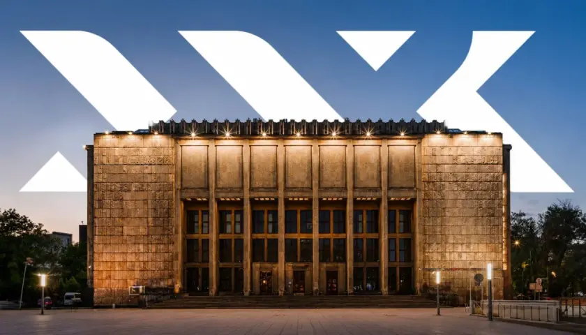 Monumentalna fasada Muzeum Narodowego w Warszawie, jednego z kluczowych muzeów w Polsce, oświetlona wieczorem.