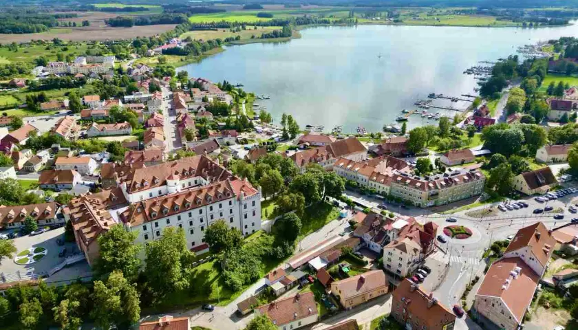Malownicze Mazury: zamek, jezioro i urokliwe miasteczko. Odkryj te atrakcje!