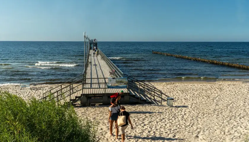 Spacerem po molo, podziwiając morze i plażę. To jedne z wielu atrakcji Sianożętów.
