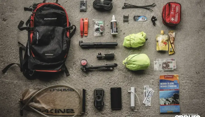 Plecak Kross, pompka, łatki, dętka, multitool, apteczka, jedzenie, pieniądze i mapa – to wszystko, co zabrać w góry na rowerową wyprawę.