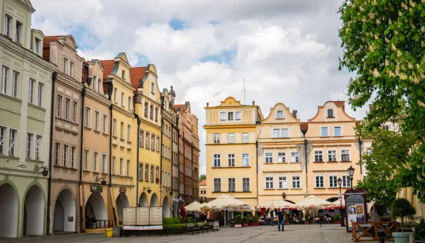Kolorowe kamienice na rynku w Jeleniej Górze, z arkadami i ogródkami kawiarnianymi. Atrakcje miasta czekają!