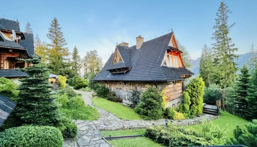 Drewniane domy w górskim otoczeniu, idealne na plan zwiedzania "Zakopane w 3 dni co zwiedzić".