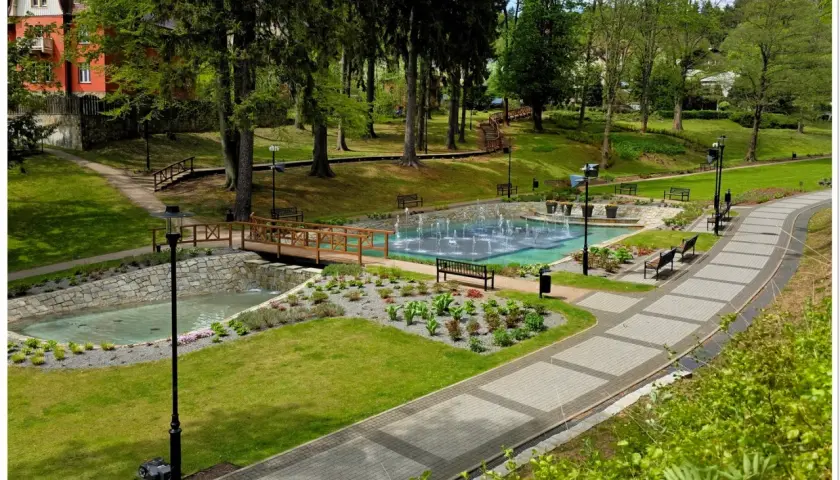 Piękny park w Jedlinie-Zdroju z fontannami, mostkami i alejkami. Idealne miejsce na relaks i podziwianie jedlina zdrój atrakcje.