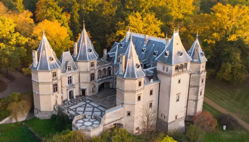 Piękny zamek w otoczeniu jesiennych drzew. Jeden z wielu wspaniałych zamków w Polsce, zachwyca swoją architekturą i malowniczym położeniem.