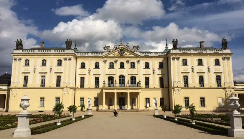 Pałac Branickich w Białymstoku, wspaniały przykład barokowej architektury, to miejsce, które koniecznie trzeba zobaczyć.