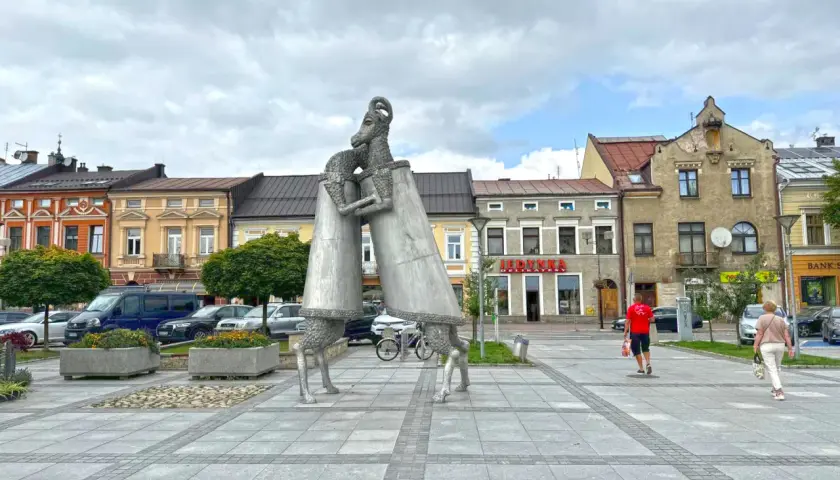 Rzeźba baranów na rynku w Nowym Targu. To jedna z głównych atrakcji miasta, przyciągająca turystów.