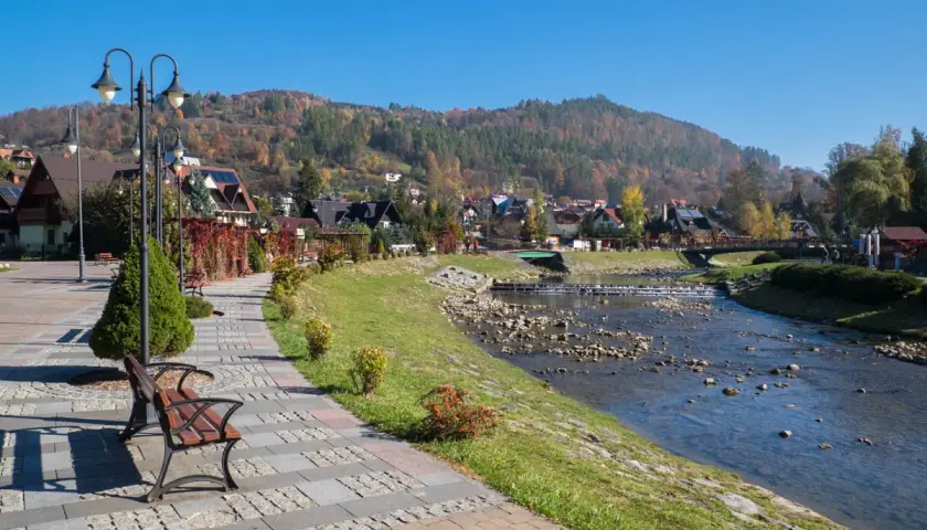 Spacer po urokliwej promenadzie w Szczawnicy, z widokiem na górskie krajobrazy i Dunajec. Atrakcje tego miejsca zachwycają o każdej porze roku.