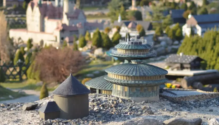 Miniaturowa architektura, zamki i domki w otoczeniu zieleni. Idealne atrakcje Kowary i okolice dla małych odkrywców.