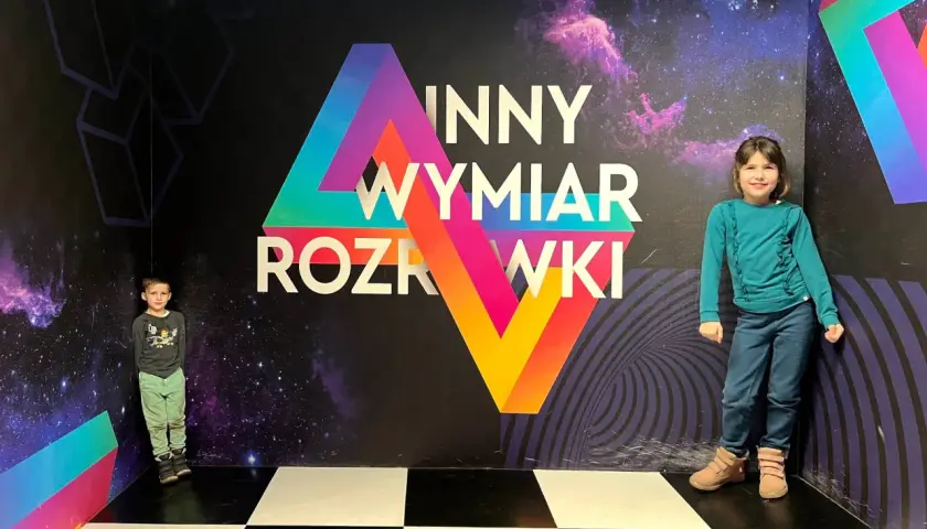 Dzieci w kosmicznym pokoju zagadek. Niesamowite atrakcje dla dzieci w Warszawie, gdzie można poczuć się jak w innym wymiarze.
