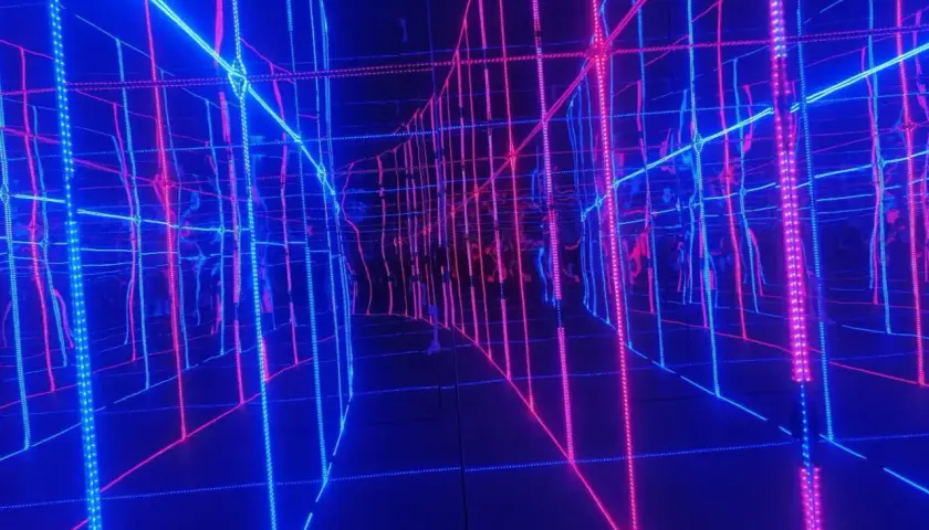 Nieskończona sieć neonowych linii w muzeum światła, tworząca iluzję przestrzeni.